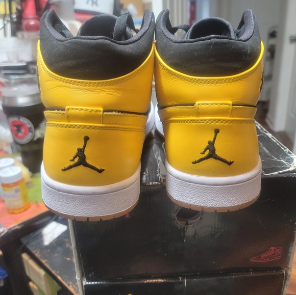 Air jordan  1 mid New love" 2007 release  mens size 13 - Picture 2 of 6